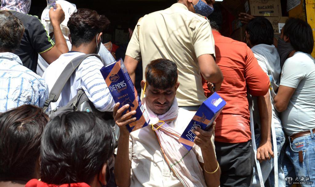 印度:封鎖前 買酒忙