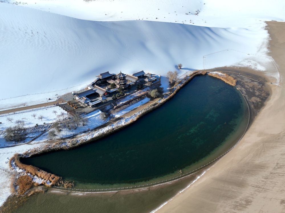 <font color='大西北網'>甘肅敦煌：雪后大漠景如</font>